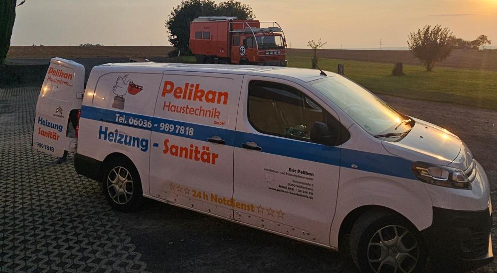 Pelikan Servicewagen weiß im Sonnenuntergang