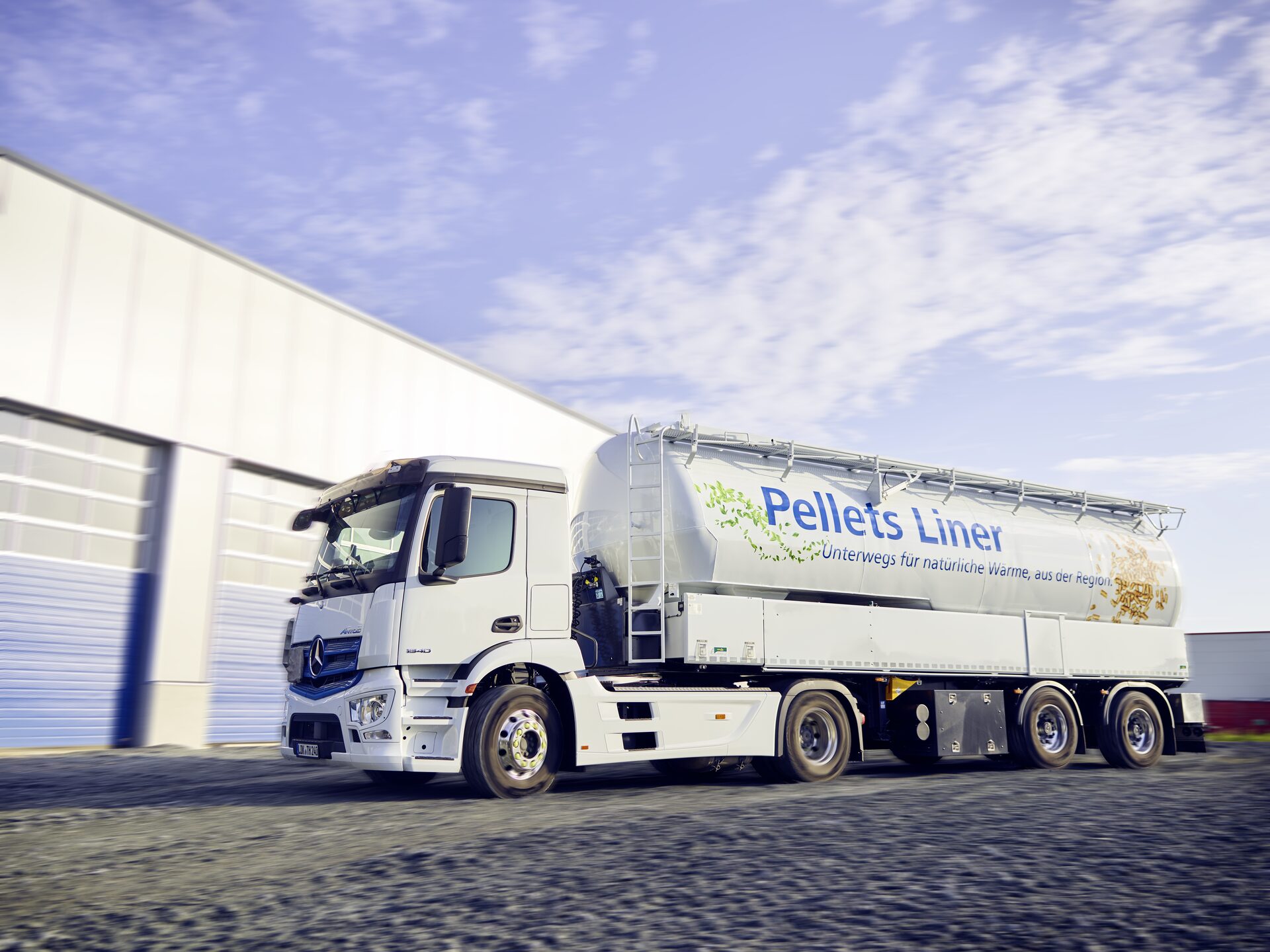 Tilly Pelletliner LKW vor Lager