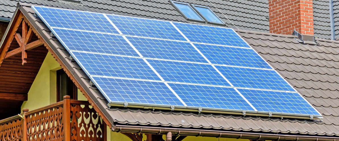 Solaranlage auf Dach eines Wohnhauses